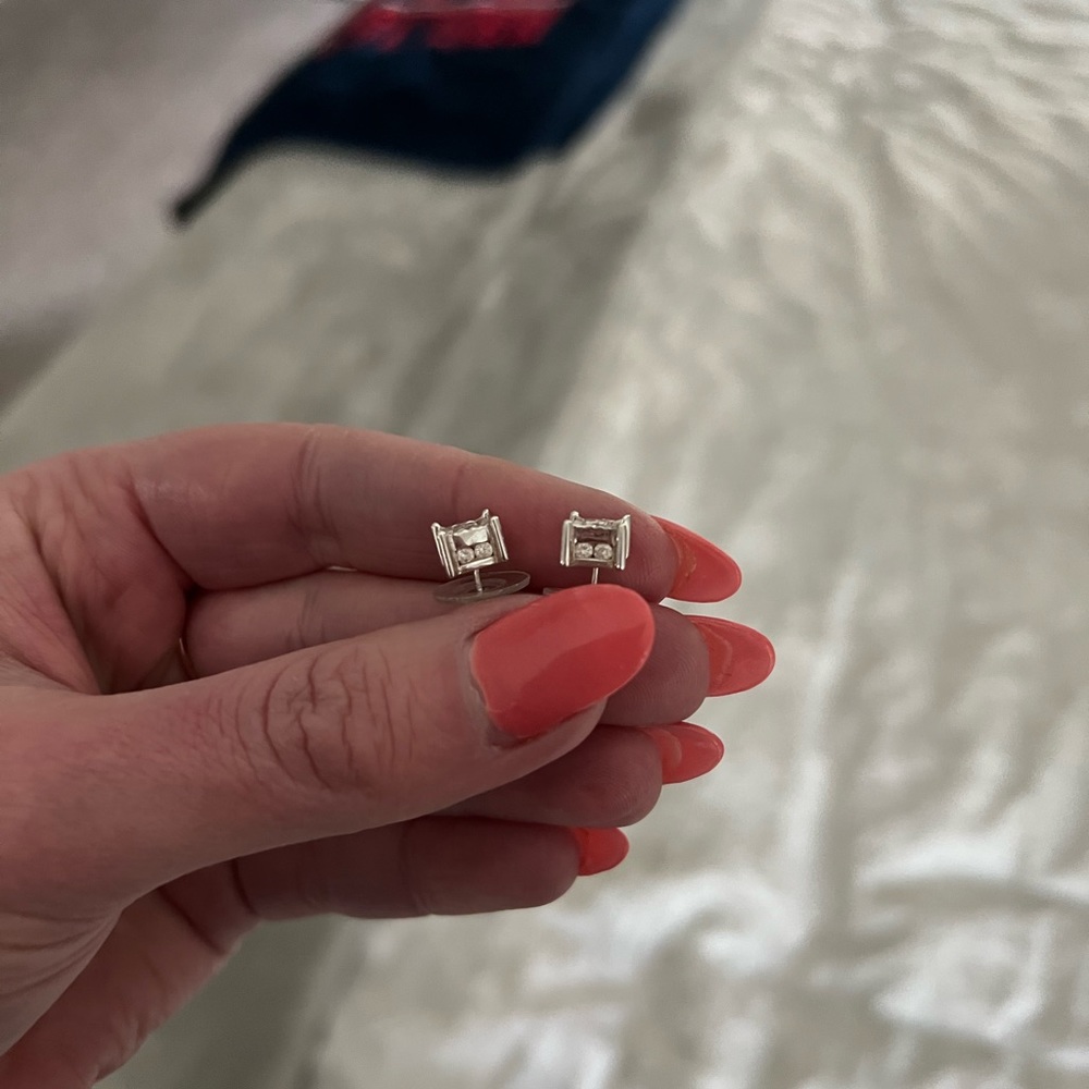 One carat diamond earrings